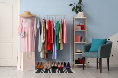 Manken, elbise askılığı ve koltuğu olan soyunma odasının içinde.