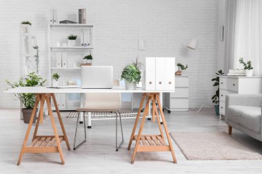 Doktorun iş yerinde laptopla birlikte tıbbi ofiste.