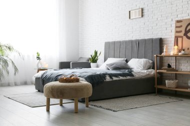 İçinde yanan mumlar olan şık bir yatak odası.