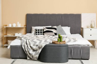 Sıcak yatak odasının içinde mum yakmak.