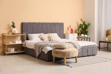 Sıcak yatak odasının içinde mum yakmak.