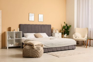 Yatak odasının içinde mum ve tepsi yakarak.