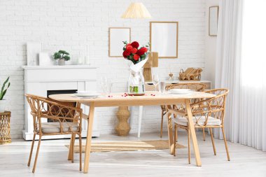 Oturma odasındaki yemek masasında çok güzel vazolar var.