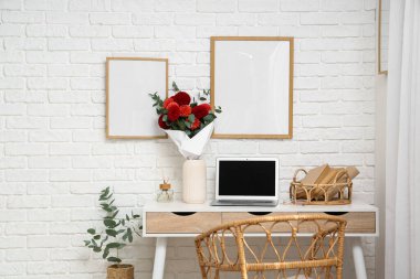 Bir vazo dolusu yıldız çiçeği, iş yerindeki vazoda, bilgisayarın yanında.