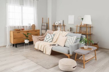 Rahat kanepesi olan modern bir oturma odası.