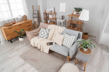 Rahat kanepesi olan modern bir oturma odası.