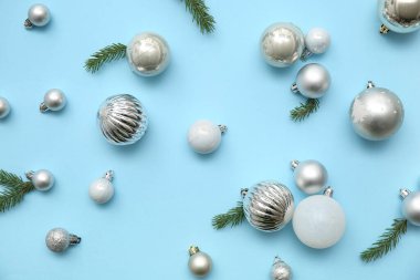 Noel dekorlu kompozisyon ve mavi arka planda köknar dalları