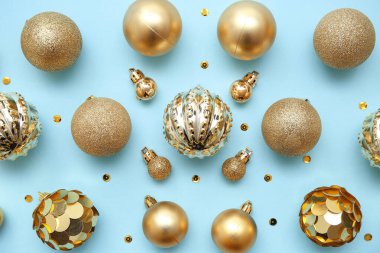 Mavi arka planda Noel topları ve payetli kompozisyon