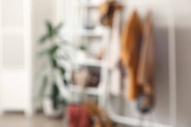 Soyunma odasının içinde giysi rafları ve raflar var. Bulanık görünüm