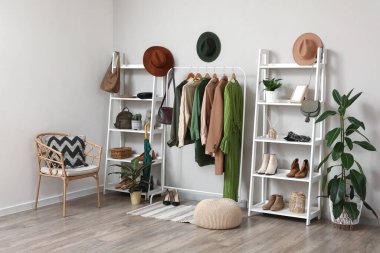 Giysilerle, raflarla ve soyunma odasının içindeki sandalyelerle dizilin.