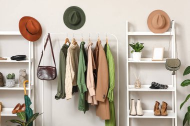 Soyunma odasının içinde giysi rafları ve raflar.