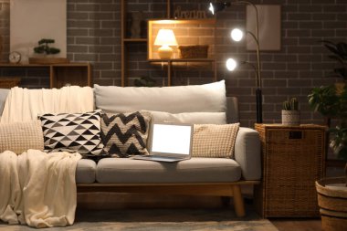 Modern oturma odasındaki boş ekranlı dizüstü bilgisayar.