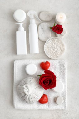 Gül çiçekleri ve açık arkaplanda kalpleri olan güzel bir spa kompozisyonu. Sevgililer Günü kutlaması