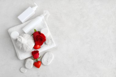 Açık arkaplanda kırmızı gül çiçekleri olan spa kompozisyonu. Sevgililer Günü kutlaması