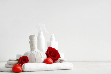 Kırmızı gül çiçekleri ve küçük kalpleri olan spa kompozisyonu. Sevgililer Günü kutlaması