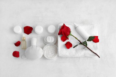 Açık arkaplanda gül yaprakları olan güzel bir spa kompozisyonu. Sevgililer Günü kutlaması