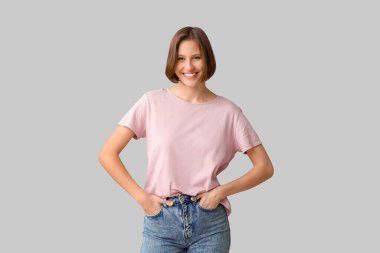 Boş t-shirt gri arka plan üzerine genç kadın