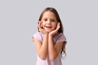 Beyaz arka planda mutlu küçük bir kızın portresi