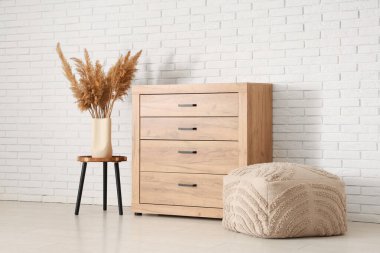 Klozet, puf ve vazo otlu oturma odasının içi.