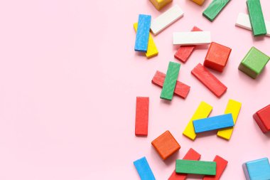 Pembe arka planda farklı yapı taşları