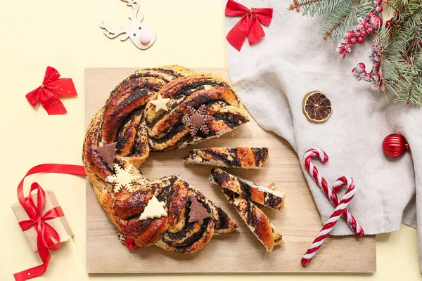 Lezzetli bir Noel pastası çelengi ve renk arka planında güzel dekorasyonlar içeren kompozisyon