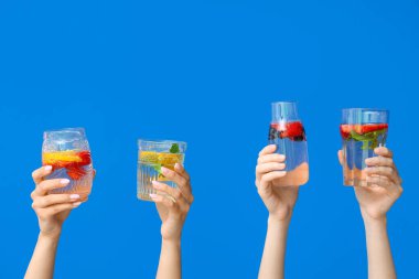 Mavi zemin üzerinde erimiş su olan birçok el