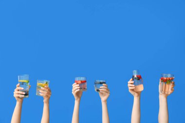 Mavi zemin üzerinde erimiş su olan birçok el