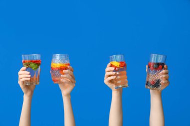 Mavi zemin üzerinde erimiş su olan birçok el