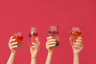 Kırmızı zemin üzerinde erimiş su bulunan birçok el