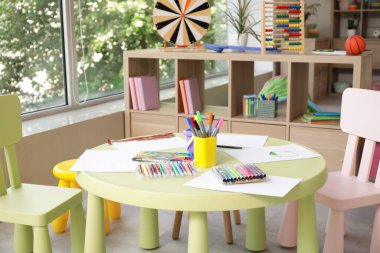 Anaokulunda kağıt çarşaflı keçeli kalemler.