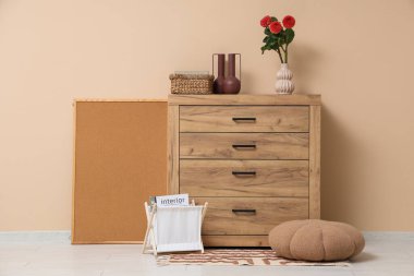 Evdeki çekmecelerin üzerinde portakal çiçekleri olan vazo.