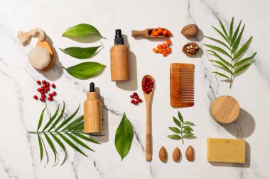 Kozmetik ürünleri, banyo malzemeleri ve hafif arka planda bulunan doğal malzemeler.