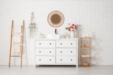 Lavabonun yanında güzel dekolteli bir banyo.