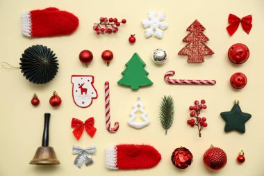 Bej arka planda Noel dekoru olan kompozisyon