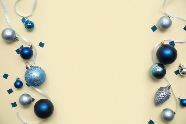 Noel dekorlu kompozisyon ve bej arka planda konfeti