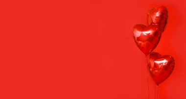 Kırmızı arka planda kalp şeklinde balonlar ve mesaj için boşluk. Sevgililer Günü kutlaması