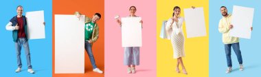 Renk arkaplanı üzerinde boş posterleri olan bir grup farklı insan