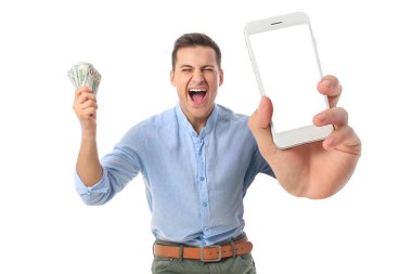 Beyaz arka planda cep telefonu ve parası olan mutlu genç bir adam. Spor bahsi kavramı