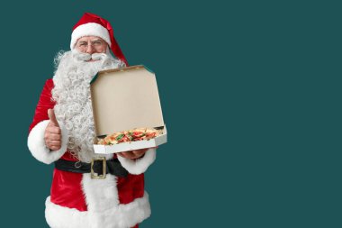 Noel Baba 'nın yeşil arka planda bir kutu lezzetli pizzası var.