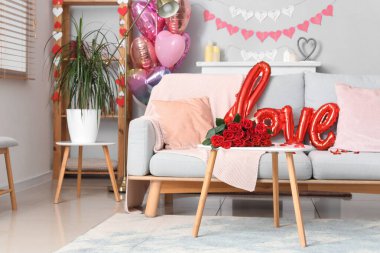 Sevgililer Günü kutlamaları için gri kanepe ve dekor ile şenlikli oturma odasının içi