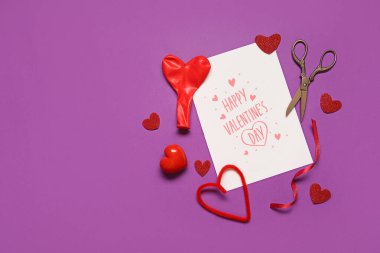 Yazılı kart Mutlu VALENTINE Günü, kırmızı kalp şekilli dekor ve makas mor zemin üzerinde