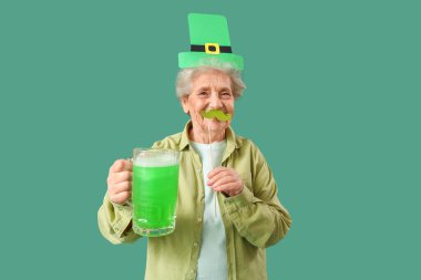 Kağıt bıyıklı, cüce şapkalı yaşlı kadın ve bir kupa yeşil bira. St. Patrick Günü kutlamaları için.