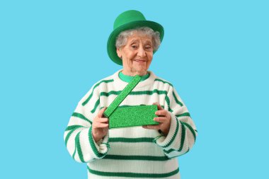 Mavi arka planda Aziz Patrick Günü kutlaması için cüce şapkalı son sınıf öğrencisi sürpriz.