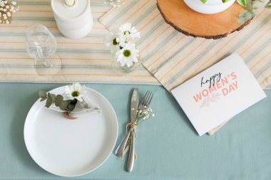 Uluslararası Kadınlar Günü kutlamaları için tebrik kartı ile basit masa ayarları
