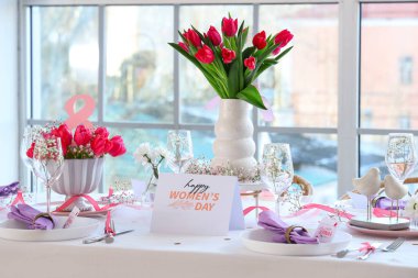 Uluslararası Kadınlar Günü kutlamaları için çiçek ve tebrik kartlarıyla servis edilen güzel bir masa.