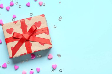 Hediye kutusu ve mavi arka planda kalpler. Sevgililer Günü kutlaması