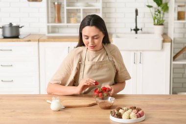 Çikolata kaplı çilek ve taze böğürtlenli güzel bir kadın.