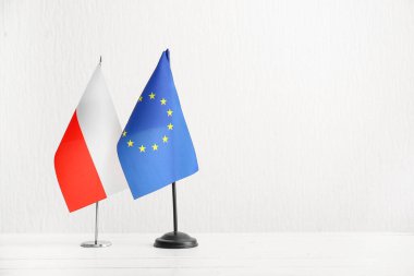 Hafif arkaplanda Avrupa Birliği ve Polonya bayrakları