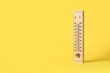 Sarı arkaplanda hava durumu termometresi