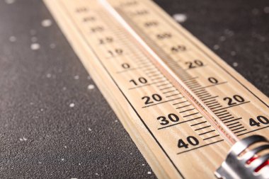Koyu arkaplanda hava durumu termometresi, yakın plan